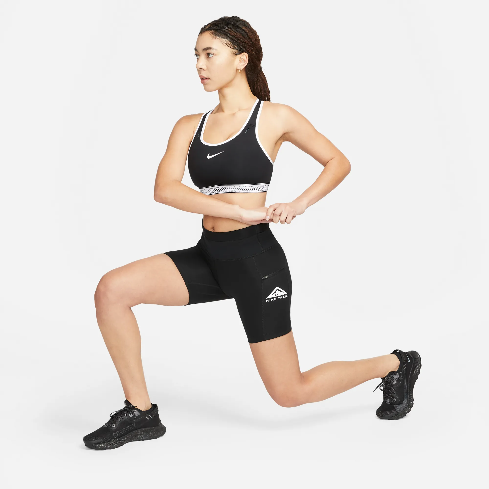 Women's Swoosh On The Run Bra (010 - Black/White/Black/White)